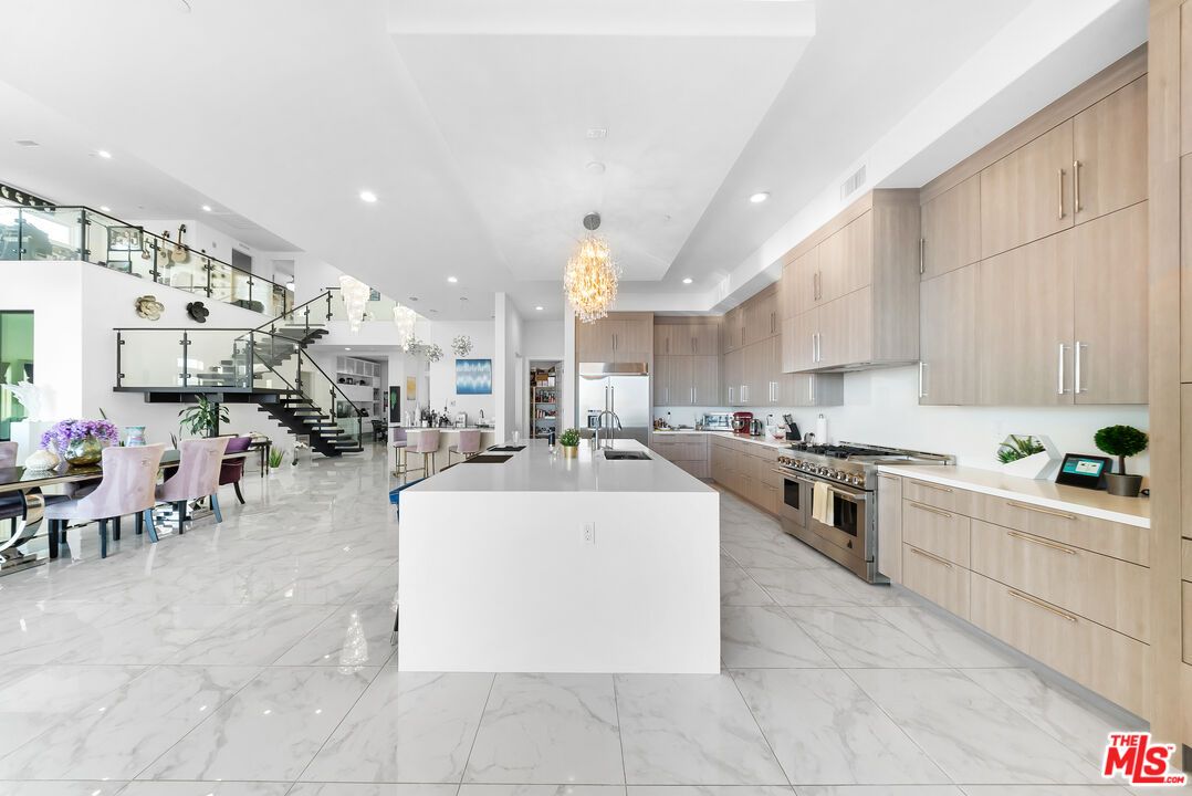 Chandelier, Dining room, Interior, Kitchen, Marble, Recessed Lighting, Stainless Steel Appliances