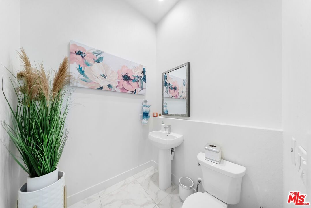 Bathroom, Interior, Marble, Recessed Lighting