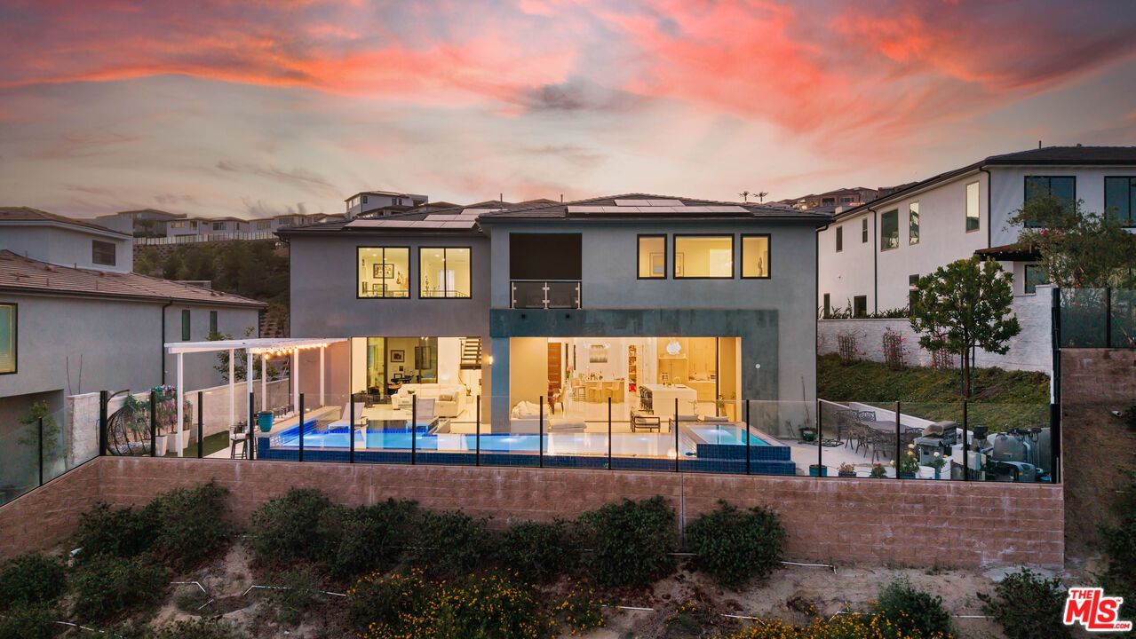 Exterior, Facade, Pool, Modern