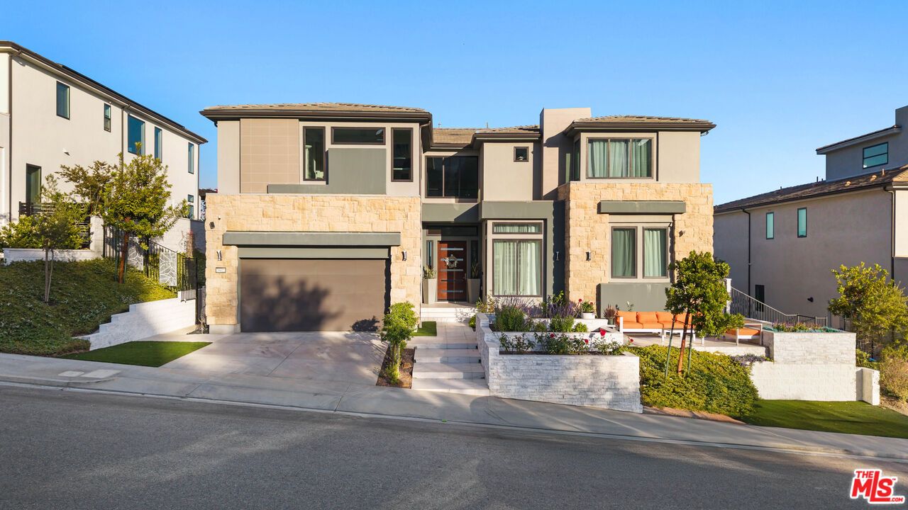 Attached, Exterior, Facade, Mediterranean