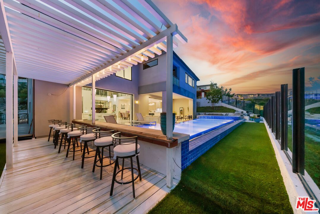 Backyard, Exterior, Outdoor Kitchen