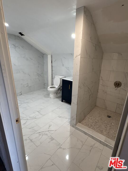 Bathroom, Interior, Marble, Marble Walls, Recessed Lighting