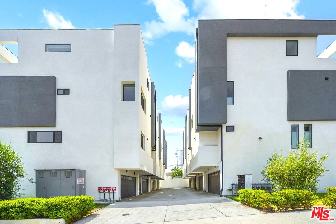 Exterior, Facade, Modern