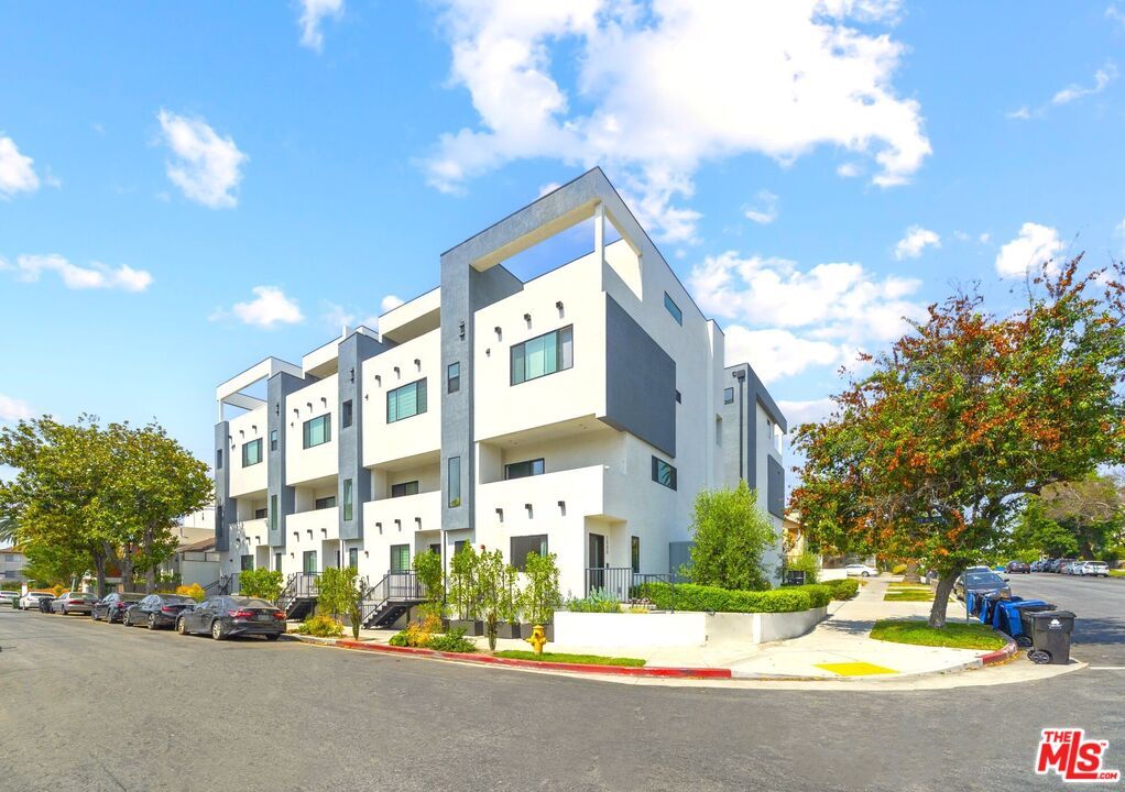 Exterior, Facade, Modern