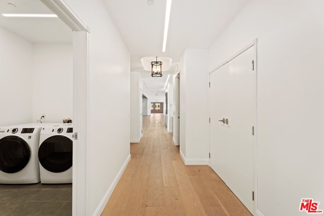 Interior, Washer, Wood Texture Flooring
