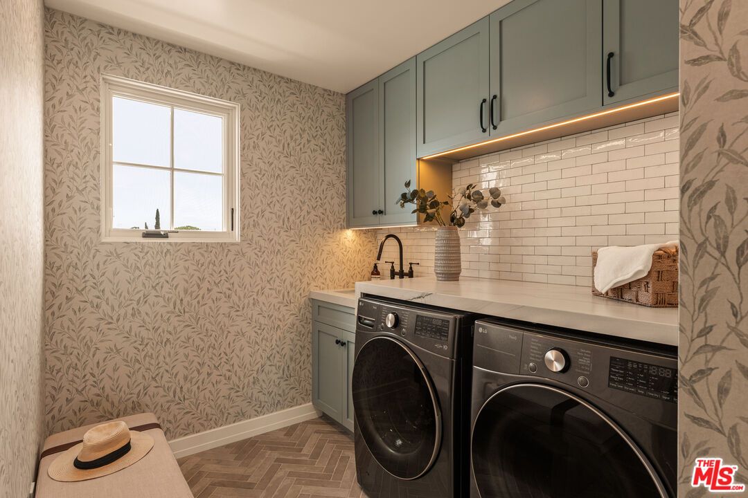 Interior, Washer, Wood Texture Flooring