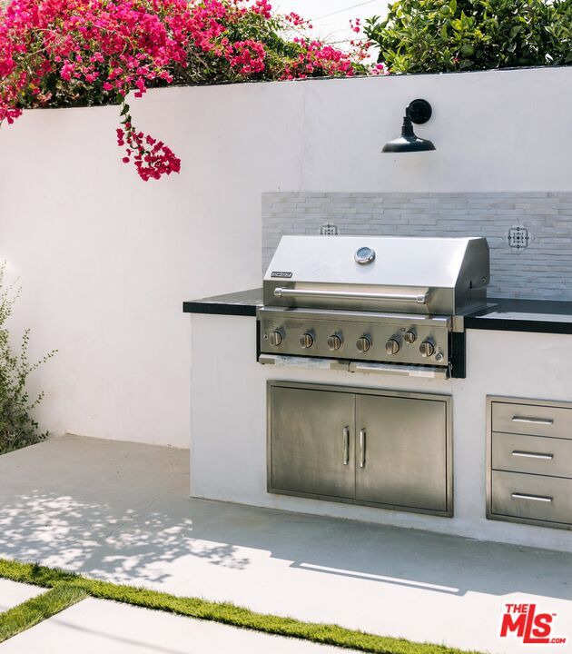 Exterior, Outdoor Kitchen