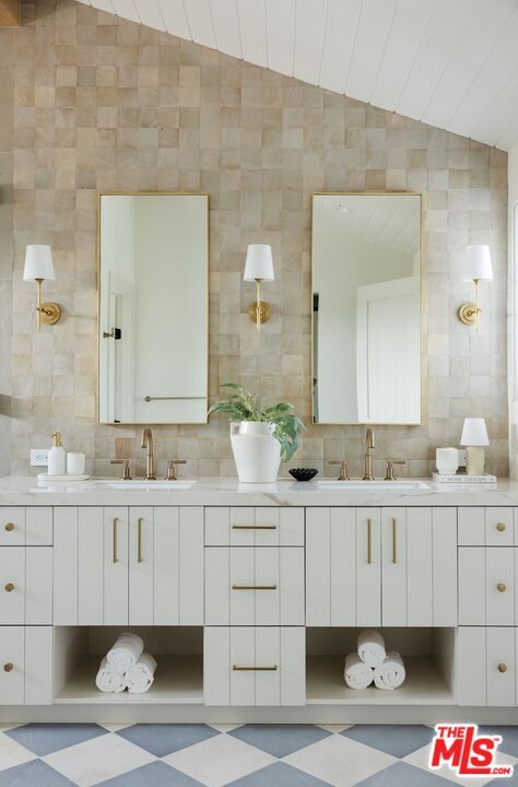 Bathroom, Dual Sink Vanities, Interior
