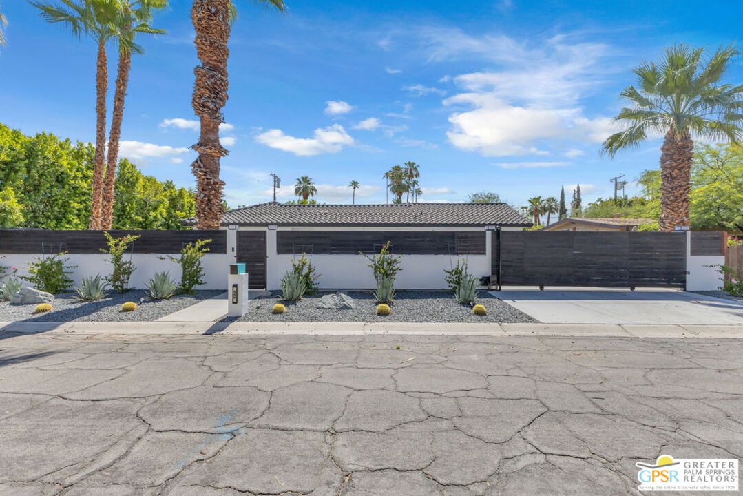 Attached, Exterior, Facade, Ranch