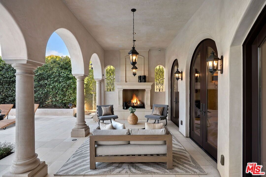 Exterior, Fireplace, Pendant Lights