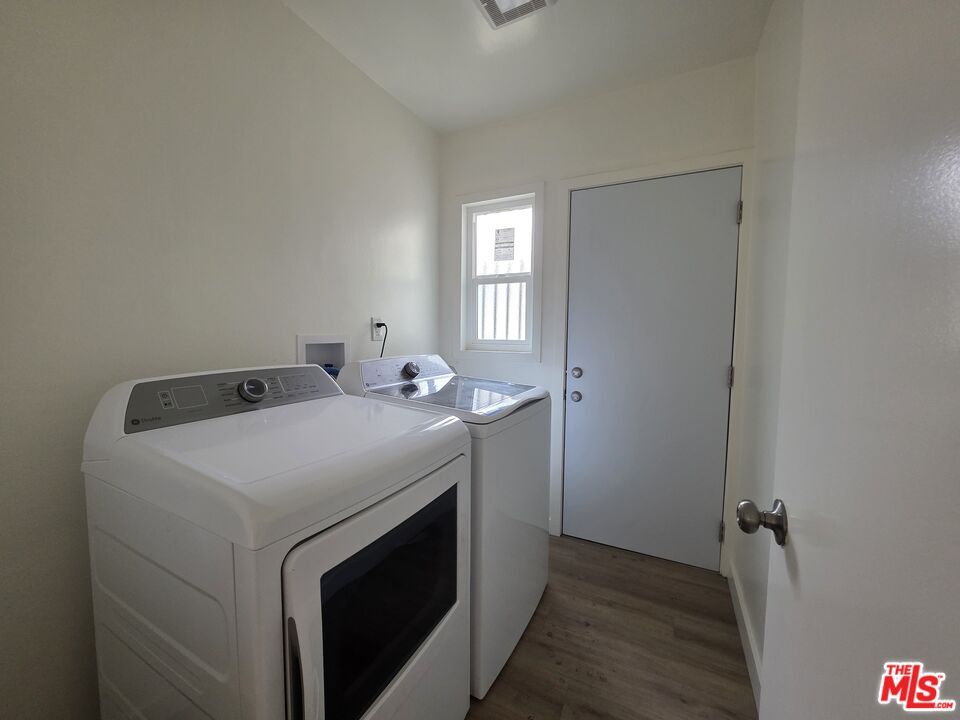 Interior, Washer, Wood Texture Flooring