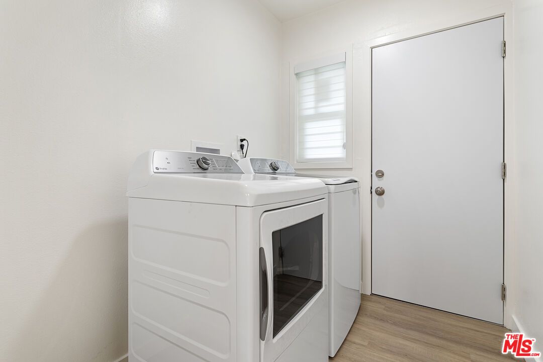 Interior, Washer, Wood Texture Flooring
