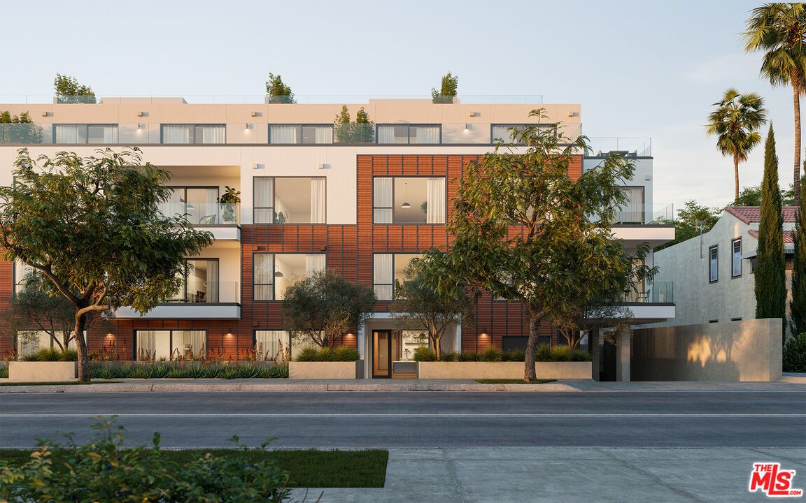 Exterior, Facade, Modern