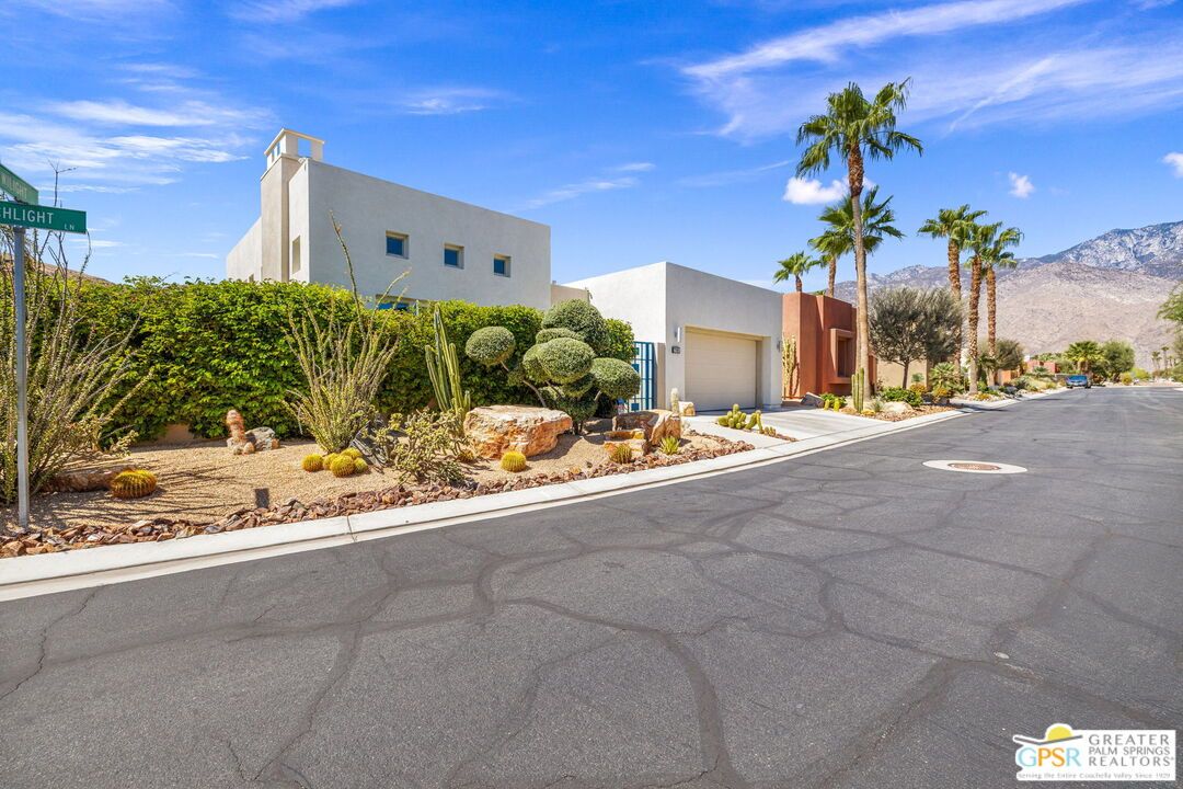 Attached, Exterior, Facade, Modern