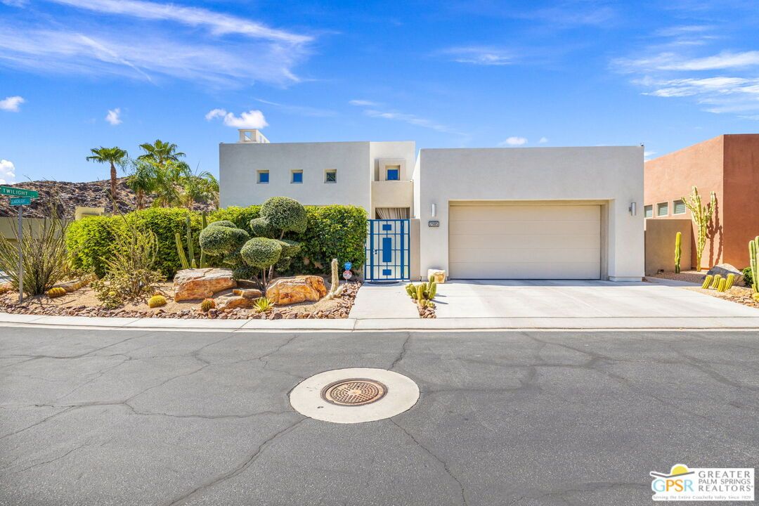 Attached, Exterior, Facade, Modern