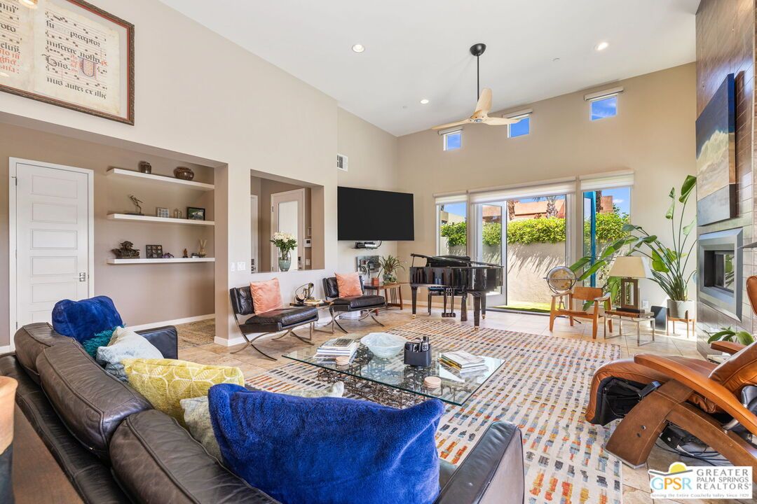Interior, Living room, Pendant Lights, Piano, Recessed Lighting
