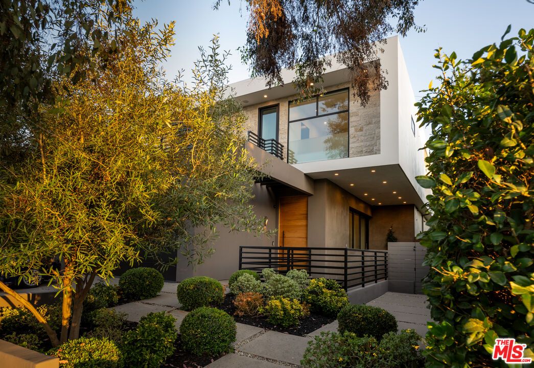 Exterior, Facade, Modern