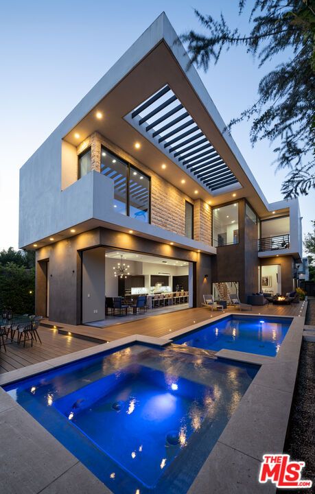 Exterior, Facade, Pool, Modern