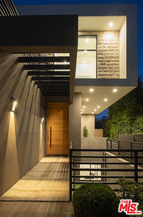 Exterior, Facade, Modern