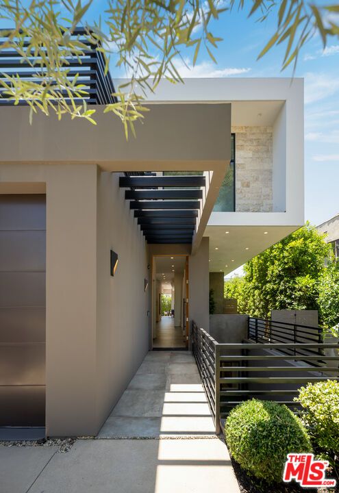 Exterior, Facade, Modern