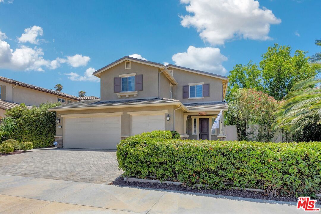 Attached, Exterior, Facade, Mediterranean