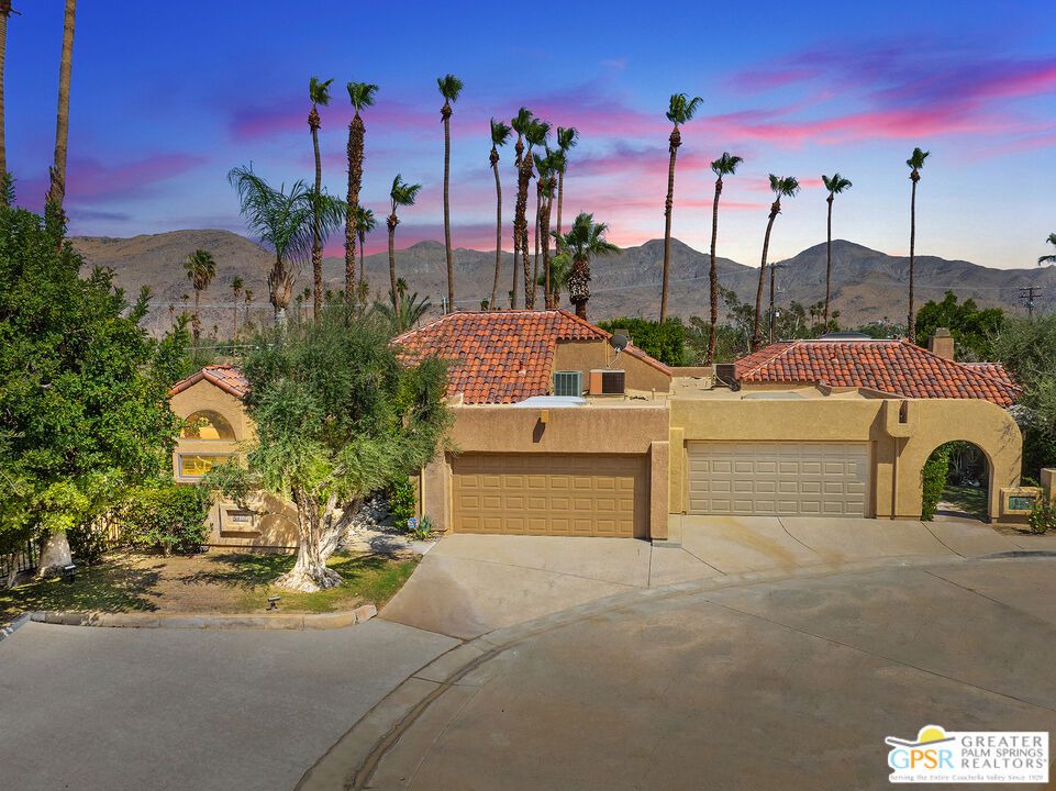 Attached, Exterior, Facade, None