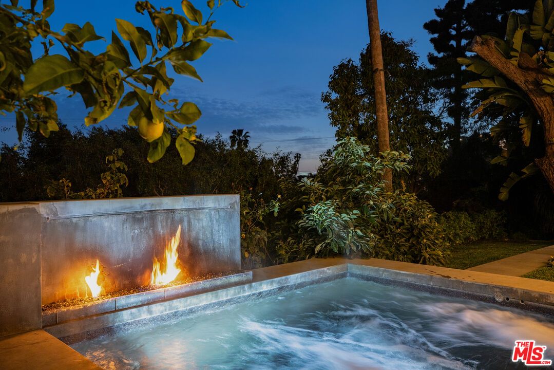 Exterior, Fireplace, Hot Tub, Pool