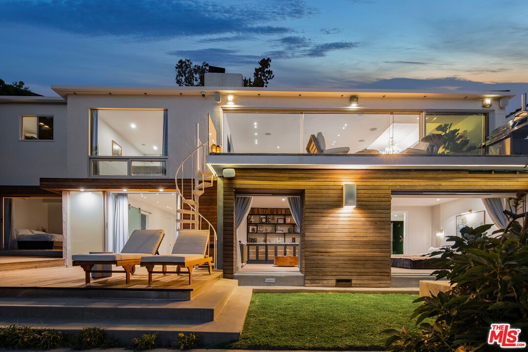 Backyard, Exterior, Facade, Modern