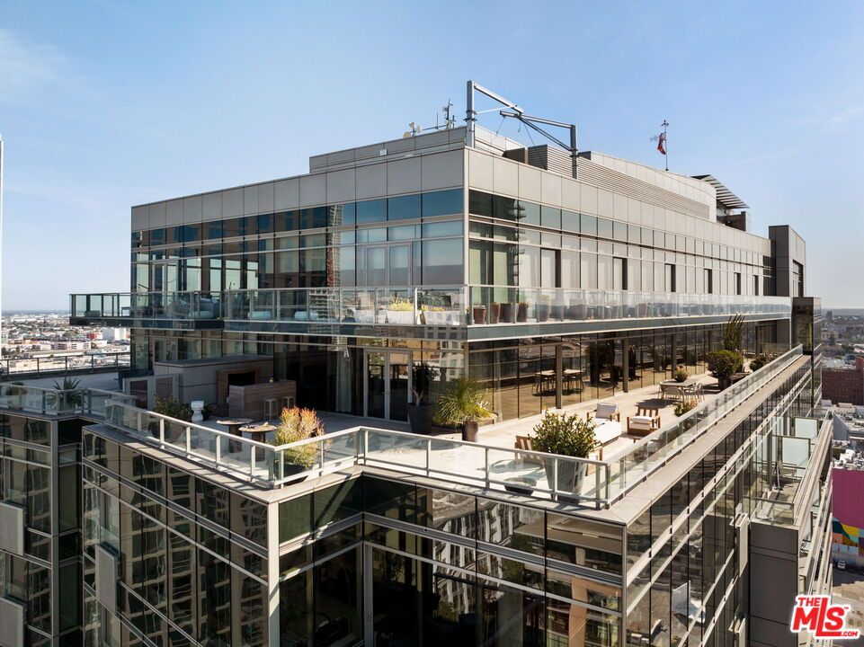 Exterior, Facade, Modern