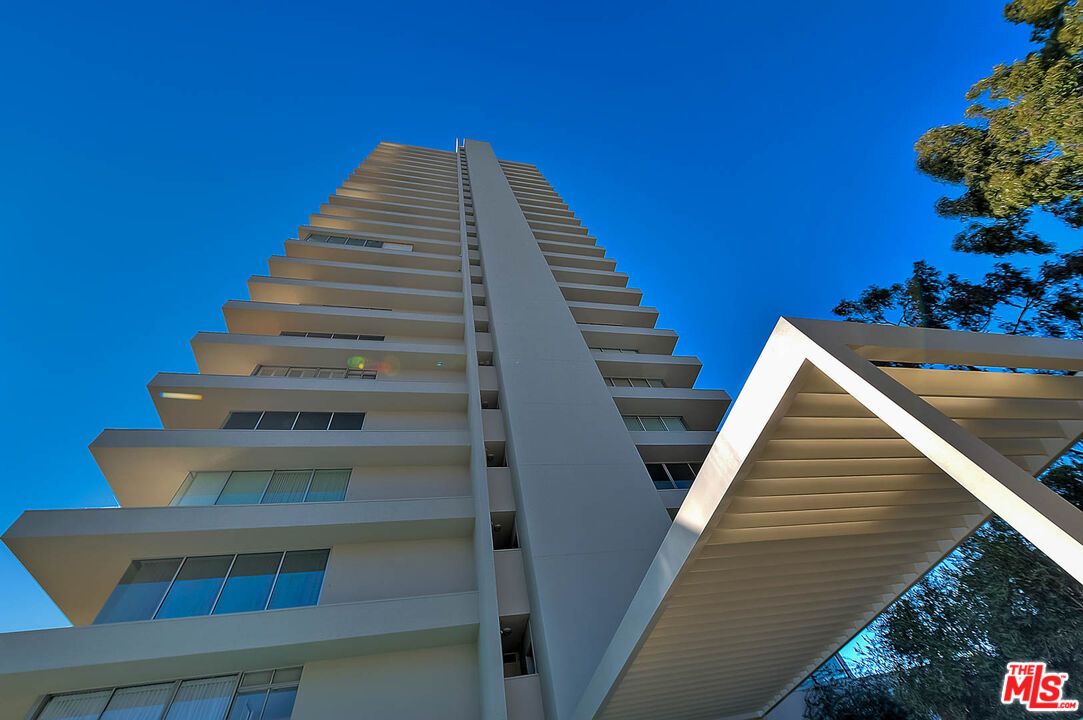 Exterior, Facade, Modern