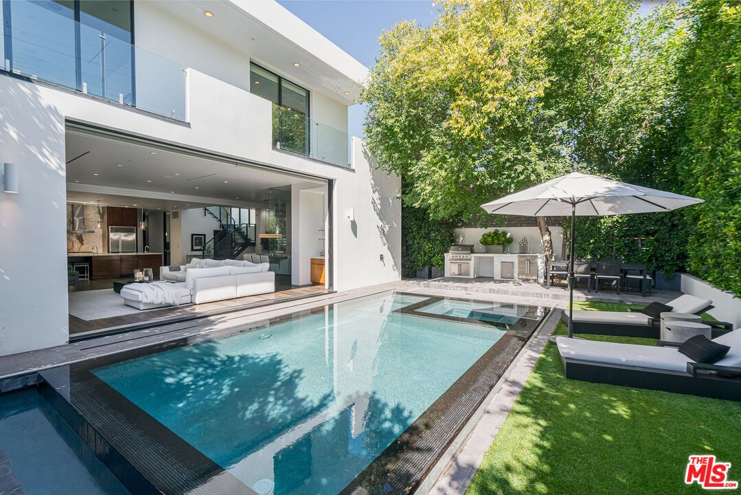 Exterior, Outdoor Kitchen, Pool