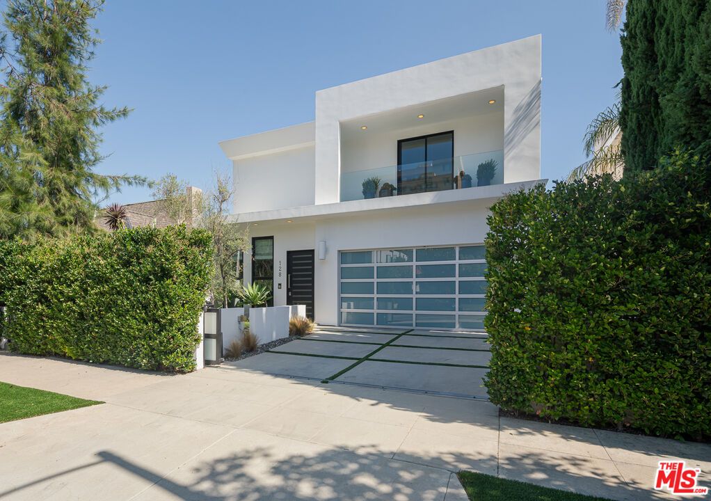 Attached, Exterior, Facade, Modern