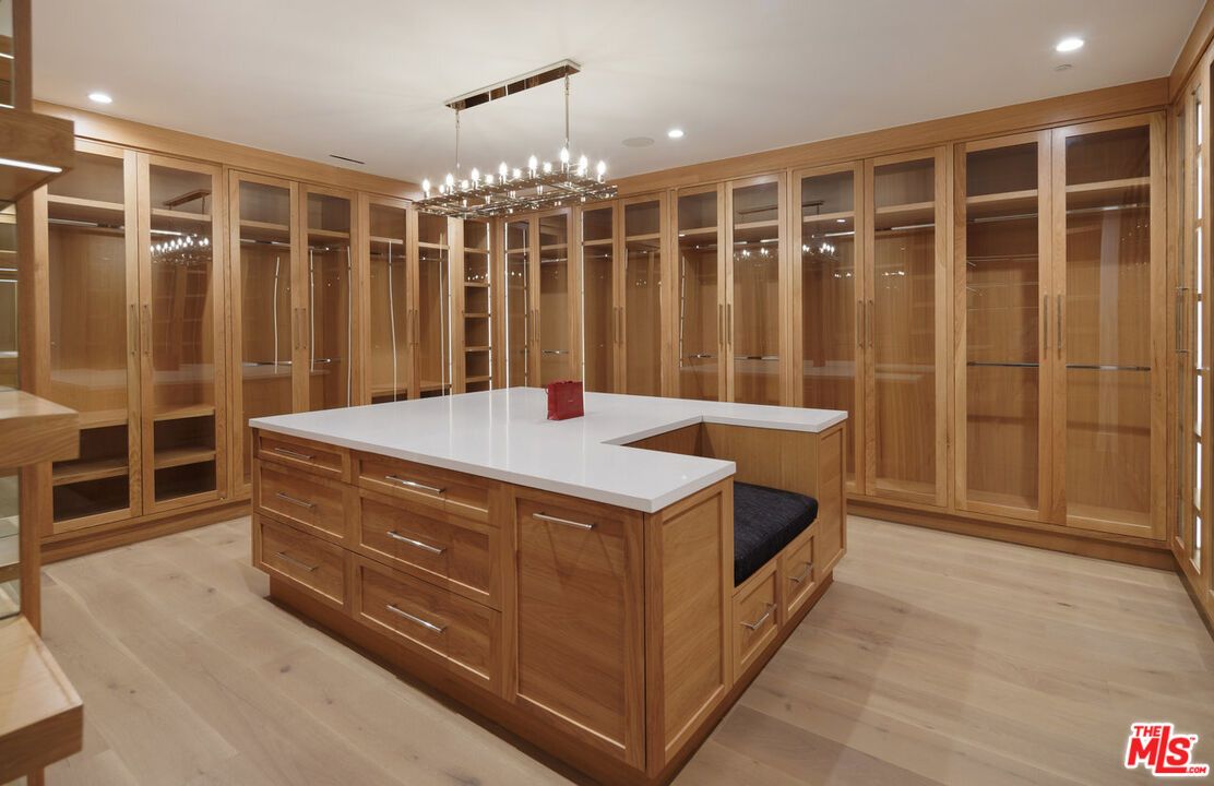 Interior, Pendant Lights, Recessed Lighting, Walk-in Closets, Wood Texture Flooring