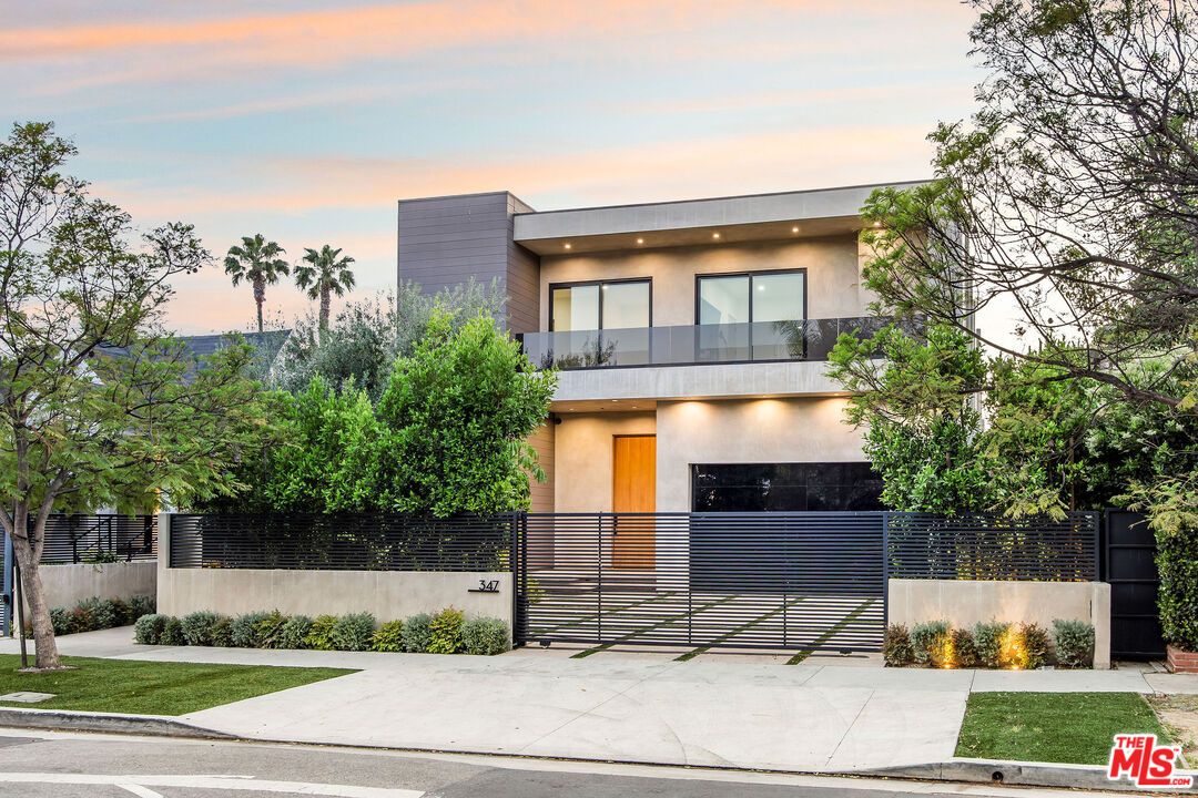 Exterior, Facade, Modern