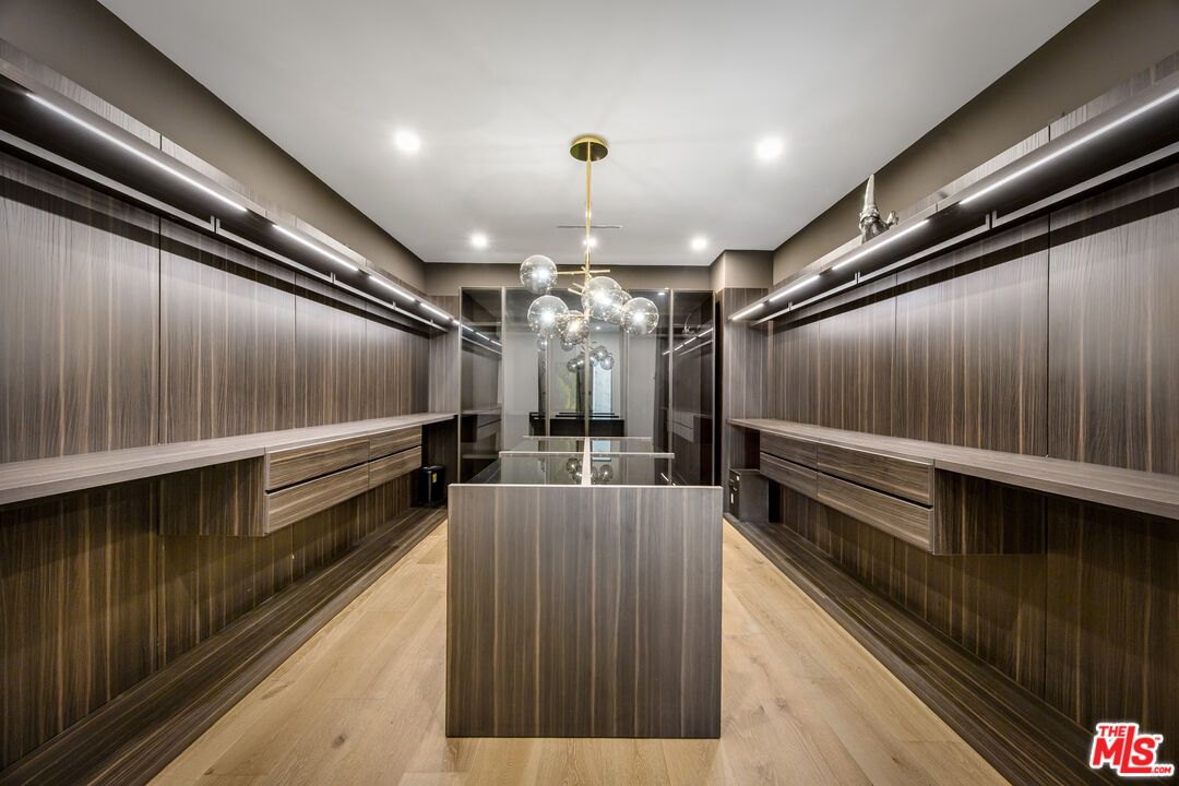 Interior, Pendant Lights, Recessed Lighting, Walk-in Closets, Wood Texture Flooring