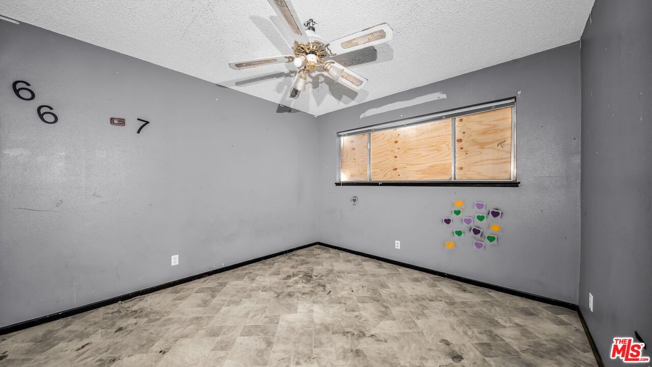 Empty room, Interior