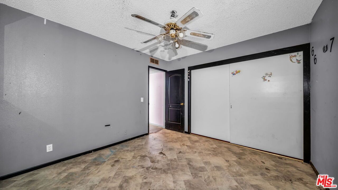 Empty room, Interior