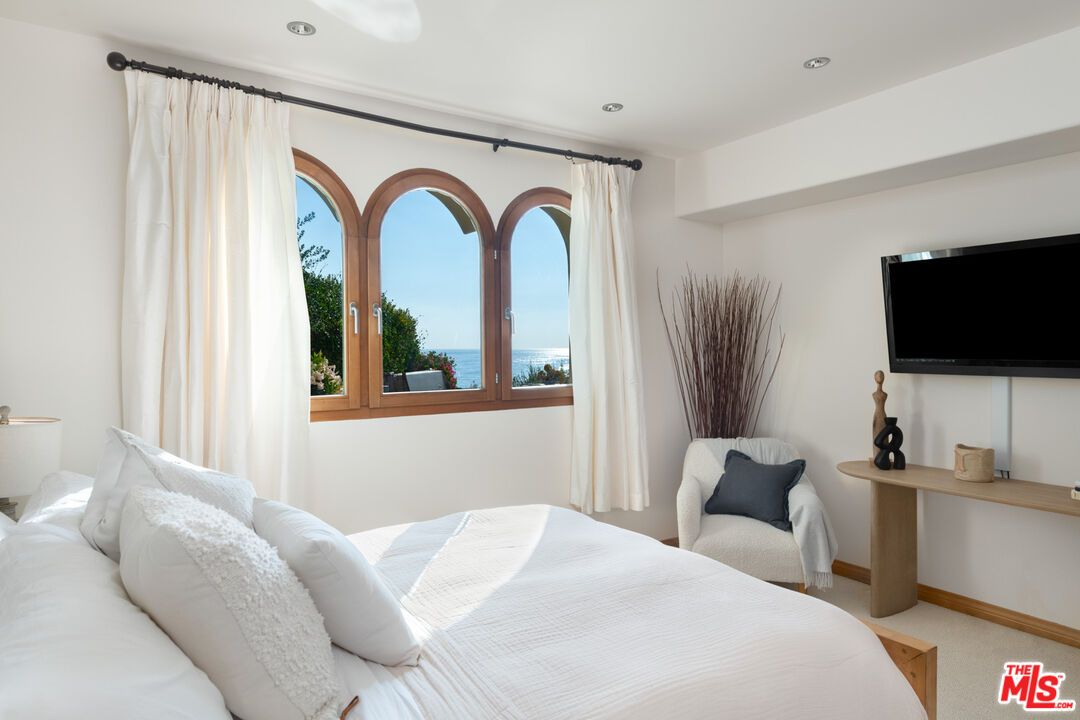 Bedroom, Interior, Recessed Lighting, Water