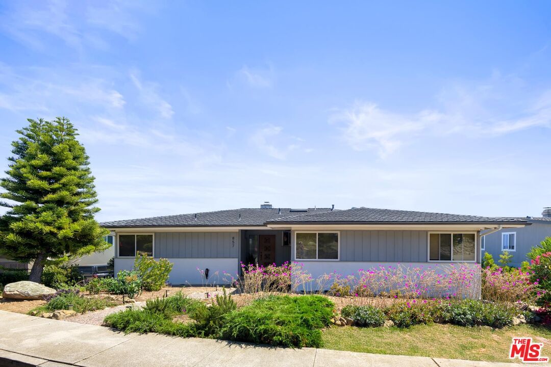 Exterior, Facade, Ranch