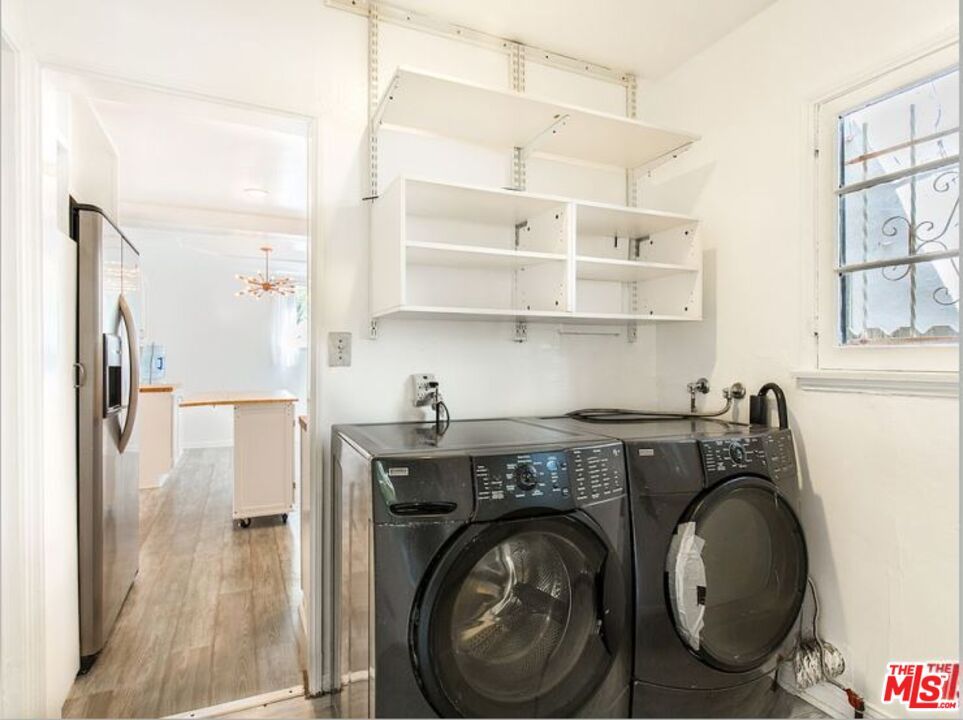 Interior, Washer, Wood Texture Flooring