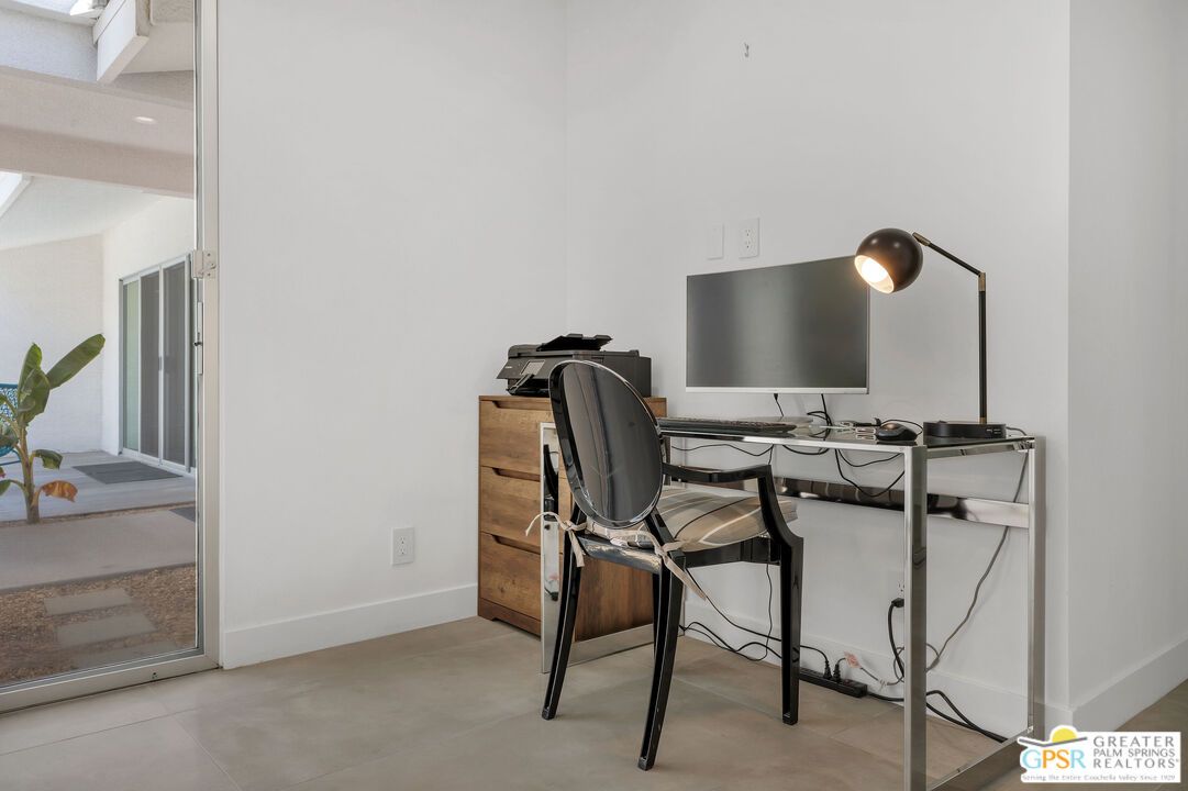 Home Office, Interior