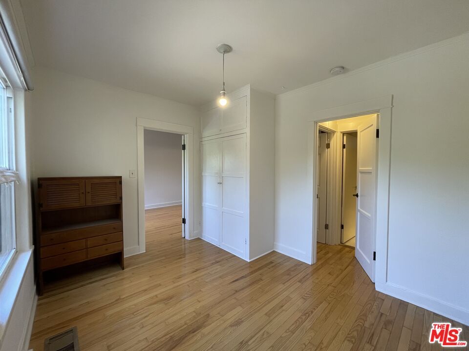 Interior, Pendant Lights, Wood Texture Flooring