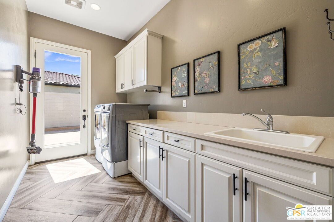 Interior, Recessed Lighting, Washer, Wood Texture Flooring
