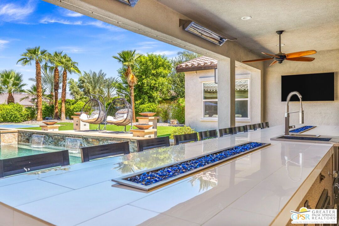 Exterior, Outdoor Kitchen, Pool