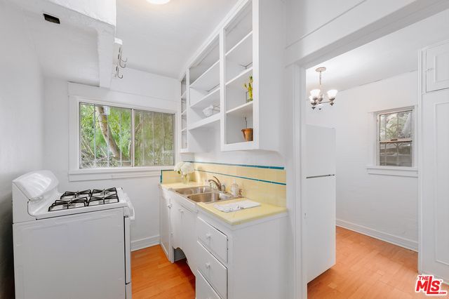Chandelier, Interior, Kitchen, Washer, Wood Texture Flooring