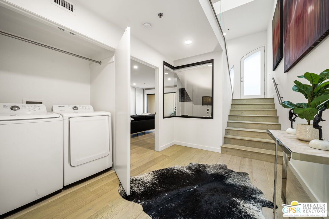 Interior, Recessed Lighting, Washer, Wood Texture Flooring