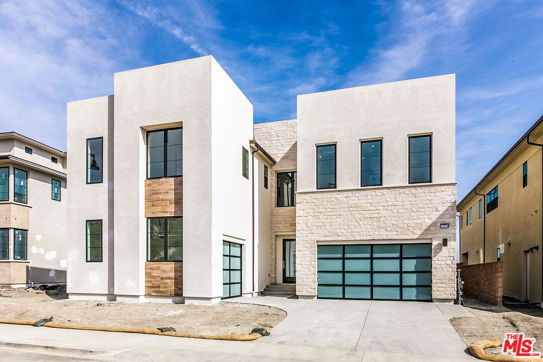 Attached, Exterior, Facade, Modern