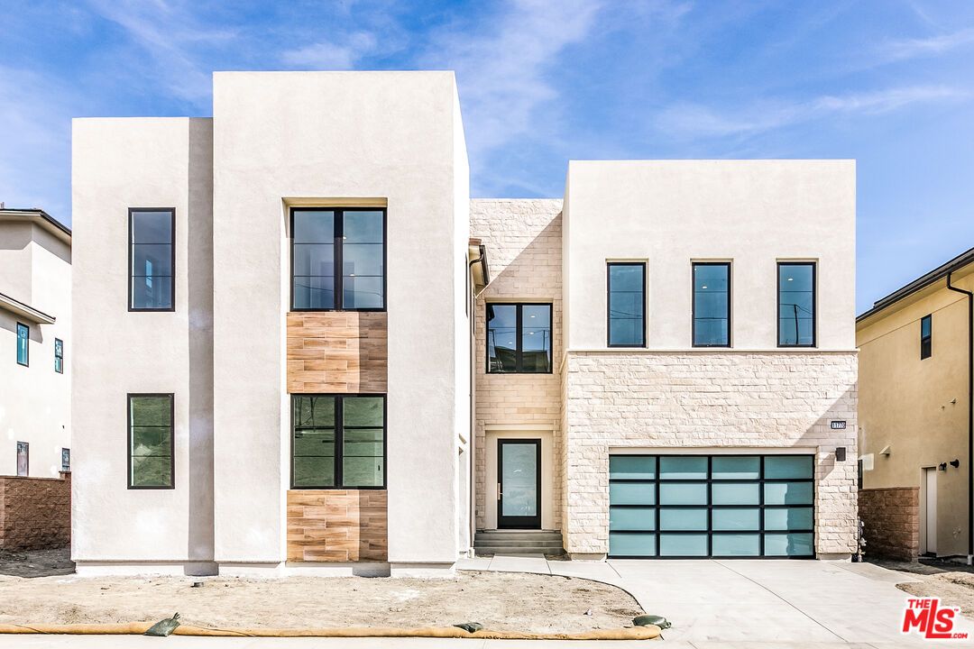 Attached, Exterior, Facade, Modern