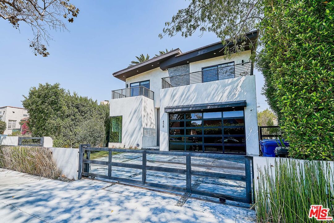 Attached, Backyard, Exterior, Facade, Modern