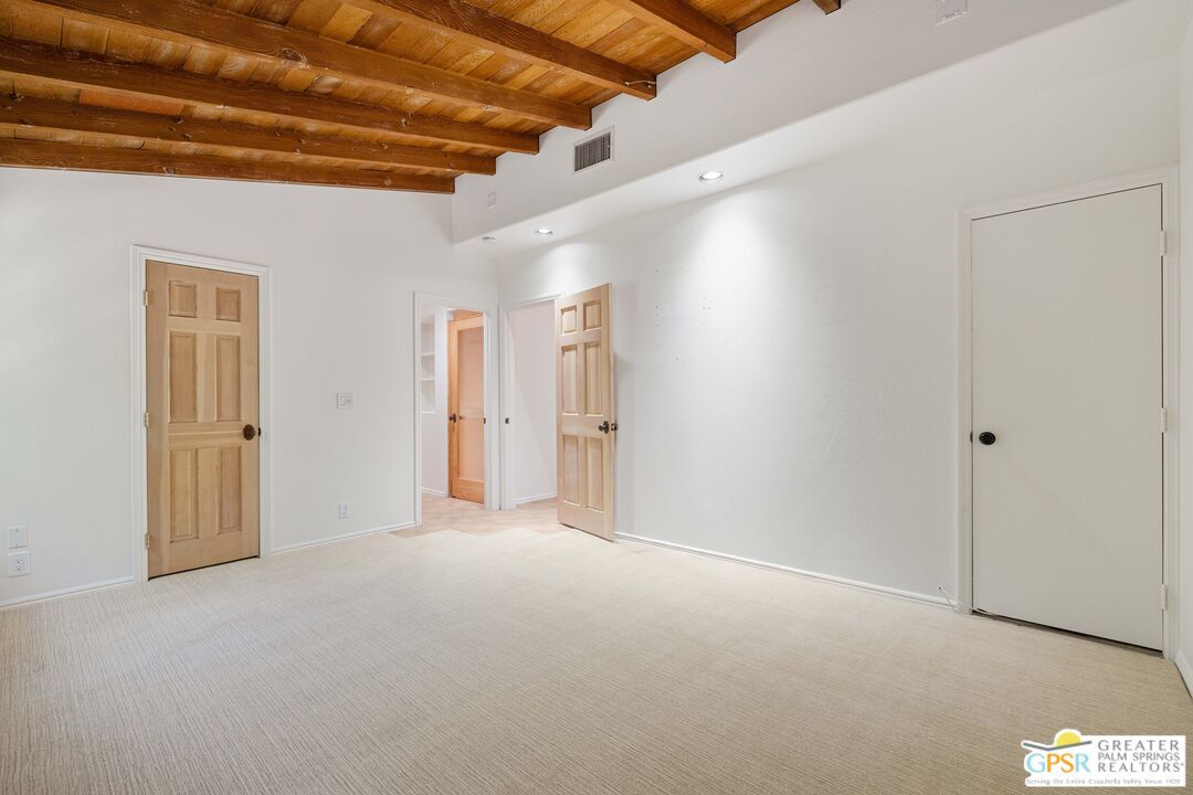 Empty room, Interior, Wooden Beams, Wooden Ceilings